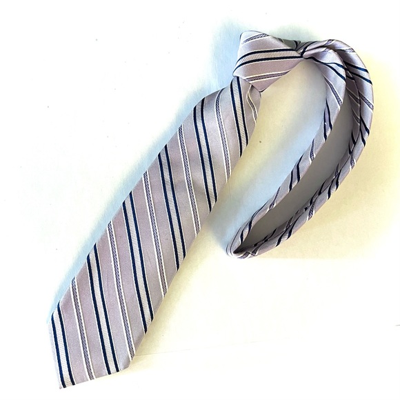 Like new! J.P. Tilford Oxford lavender 100% silk tie. - Picture 3 of 6